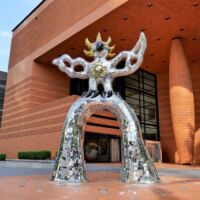 Bechtler Museum of Modern Art Charlotte, North Carolina<br>
"Le Grand Oiseau de Feu sur l'Arche" von Niki de Saint Phalle Le Grand Oiseau de Feu sur l'Arche (Charlotte, North Carolina)