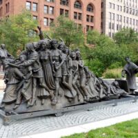 Public Square Cleveland, Ohio<br>
"Let the Oppressed Go Free" von Timothy Schmalz Let the Oppressed Go Free (Cleveland, Ohio)