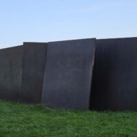 Minneapolis Sculpture Garden, Minnesota<br>
"Five Plates, Two Poles" von Richard Serra Five Plates, Two Poles (Minneapolis, Minnesota)