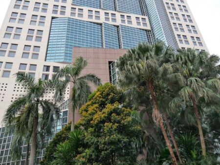 Conrad Centennial Hotel, Singapore<br>
Fast alle Gebäude sind von sattem Grün umgeben Conrad Centennial Hotel, Singapore