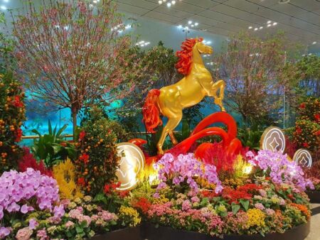 Changi Airport, Singapore<br>
2026 ist das Feuer-Pferd das chinesische Tierkreiszeichen des Jahres Changi Airport, Singapore