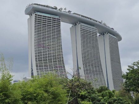 Marina Bay Sands Hotel, Singapore<br>
Eines der bekanntesten Luxushotels der Welt mit einem Swimmingpool auf dem Dach Marina Bay Sands Hotel, Singapore