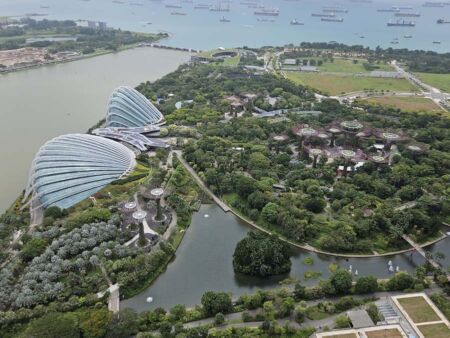 Blick vom Skypark Observation Deck des Marina Bay Sands Hotels auf den Hafen und die Gardens by the Bay, Singapore Blick vom Skypark Observation Deck des Marina Bay Sands Hotels