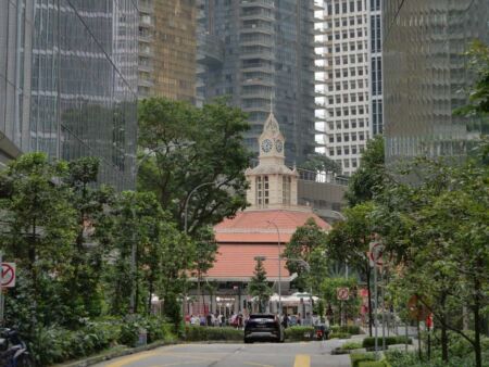 Lau Pa Sat, Singapore<br>
Historisches Hawker Centre umgeben von Bürotürmen Lau Pa Sat, Singapore