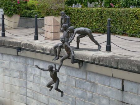 “First Generation” von Chong Fah Cheong am Fullerton Square, Singapore<br>
Viele Skulpturen erinnern an die Zeit, als Singapur noch ein Fischerdorf war “First Generation” von Chong Fah Cheong am Fullerton Square, Singapore