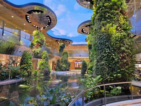 Dreamscape im Changi Airport, Singapore<br>
Im Ranking von Skytrax seit Jahren fast immer der beste Flughafen der Welt Dreamscape im Changi Airport, Singapore