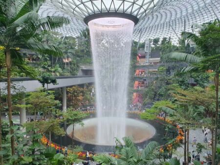 Rain Vortex im Jewel Changi, Singapore<br>
Mit 40 Metern der höchste Indoor-Wasserfall der Welt Rain Vortex im Jewel Changi, Singapore