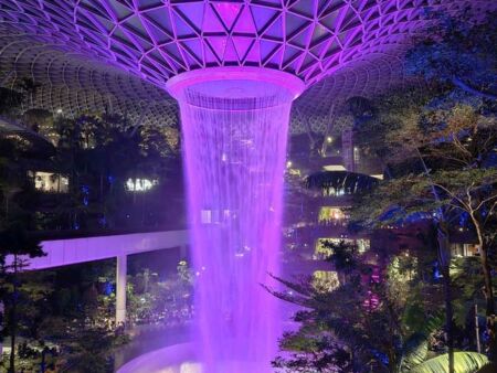 Rain Vortex im Jewel Changi, Singapore<br>
Die Light & Sound Show am Abend ist ein absolutes Highlight Rain Vortex im Jewel Changi, Singapore