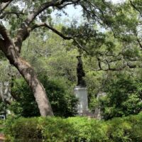 James Oglethorpe Monument auf dem Chippewa Square in Savannah, Georgia<br>
Auf diesem Platz wurde die berühmte Parkbankszene aus dem Film „Forrest Gump“ gedreht James Oglethorpe Monument auf dem Chippewa Square in Savannah, Georgia