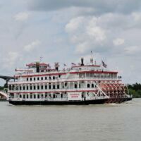Georgia Queen auf dem Savannah River in Savannah, Georgia<br>
Luxuriöser Schaufelrad-Dampfer als schwimmende Event-Location für mehr als 1.000 Passagiere Georgia Queen auf dem Savannah River in Savannah, Georgia