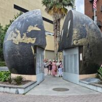 Rousakis Riverfront Plaza Savannah, Georgia<br>
World War II Memorial von Eric Meyerhoff Rousakis Riverfront Plaza Savannah, Georgia