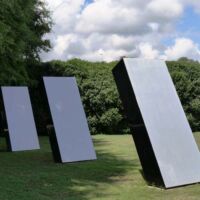 "Three Elements" von Ronald Bladen