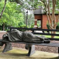 "Homeless Jesus" von Timothy Schmalz in Davidson, North Carolina