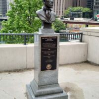 Jean Baptiste DuSable Statue am Chicago River in Chicago, Illinois