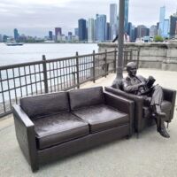 Bob Newhart Statue auf der Navy Pier in Chicago, Illinois