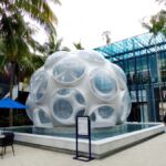 Palm Court im Miami Design District, Florida<br>
"Fly’s Eye Dome" von Buckminster Fuller Palm Court im Miami Design District, Florida