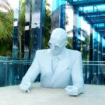 Palm Court im Miami Design District, Florida"<br>
"Le Corbusier" von Xavier Veilhan Palm Court im Miami Design District, Florida