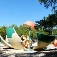 Miami, Florida<br>
"Dropped Bowl with Scattered Slices and Peels" von Claes Oldenburg Dropped Bowl with Scattered Slices and Peels (Miami, Florida)