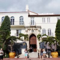 "Casa Casuarina" am Ocean Drive 1116 in Miami Beach, Florida<br>
Am 15. Juli 1997 wurde Gianni Versace hier auf der Treppe vor seiner Villa erschossen "Casa Casuarina" am Ocean Drive 1116 in Miami Beach, Florida