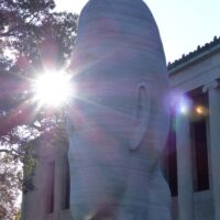 Albright-Knox Art Gallery Buffalo, New York<br>
“Laura” von Jaume Plensa in der Morgensonne Albright-Knox Art Gallery Buffalo, New York