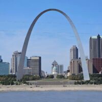 Gateway Arch St. Louis, Missouri<br>
Den besten Blick auf das Wahrzeichen von St. Louis hat man vom Mississippi River Overlook in Illinois Gateway Arch St. Louis, Missouri