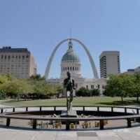 Kiener Memorial Fountain und Runner Statue im Kiener Plaza Park St. Louis, Missouri Kiener Memorial Fountain und Runner Statue im Kiener Plaza Park St. Louis, Missouri