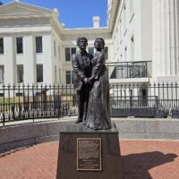 Dred and Harriet Scott Memorial St. Louis, Missouri<br>
Gewidmet dem Freiheitskampf der afroamerikanischen Bevölkerung Dred and Harriet Scott Memorial St. Louis, Missouri