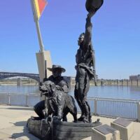 "The Captain’s Return" St. Louis, Missouri<br>
Da sind sie wieder, die Pioniere Lewis und Clark. "The Captain’s Return" St. Louis, Missouri