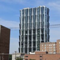 Modernes Apartmenthaus in St. Louis, Missouri<br>
In einer Stadt, in der die Einwohnerzahl von 850.000 (1970) auf heute 280.000 gefallen ist, sind moderne Gebäude eher selten Modernes Apartmenthaus in St. Louis, Missouri