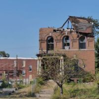 Abbruchhaus in St. Louis, Missouri<br>
Die Anzahl der aufgegebenen Grundstücke in St. Louis wird auf 24.000 geschätzt, auf denen etwa 9.000 verlassene bzw. verfallene Gebäude stehen Abbruchhaus in St. Louis, Missouri