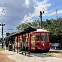 Welcome to New Orleans, Louisiana<br>
Die St. Charles Avenue Streetcar ist die älteste durchgehend betriebene Straßenbahn der Welt Welcome to New Orleans, Louisiana