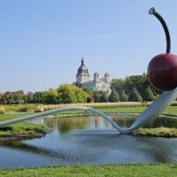 "Spoonbridge and Cherry" von Claes Oldenburg und Coosje van Bruggen