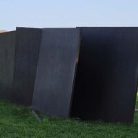 "Five Plates, Two Poles" von Richard Serra
