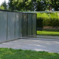 "Two-way Mirror Punched Steel Hedge Labyrinth" von Dan Graham