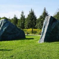 "Sagacious Head 6" und "Sagacious Head 7" von Magdalena Abakanowicz