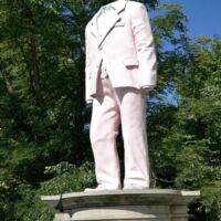 "Big Suit" von Erwin Wurm