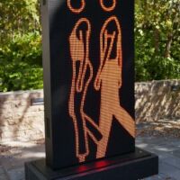 "Bruce and Sara Walking" von Julian Opie