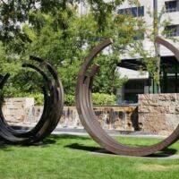 "2 Arcs x 4" and "230.5 Degree Arc x 5" von Bernar Venet