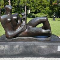 "Reclining Mother and Child" von Henry Moore