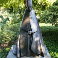 "Large Seated Cardinal" von Giacomo Manzù