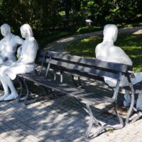 "Three Figures and Four Benches" von George Segal