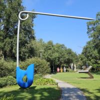"Corridor Pin, Blue" von Claes Oldenburg und Coosje van Bruggen