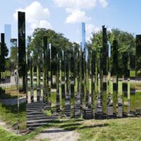 "Mirror Labyrinth Besthoff Sculpture Garden" von Jeppe Hein