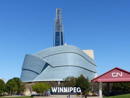 Winnipeg Sign vor dem Canadian Museum for Human Rights in Winnipeg, Manitoba Winnipeg Sign vor dem Canadian Museum for Human Rights in Winnipeg, Manitoba