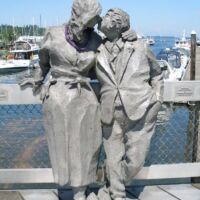 Olympia, Washington<br>
"Kissing Couple" von Richard Beyer "Kissing Couple" von Richard Beyer in Olympia, Washington