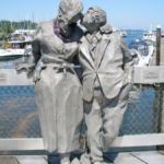 "Kissing Couple" von Richard Beyer in Olympia, Washington