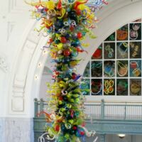 "End-of-the-Day Chandelier" von Dale Chihuly in der historischen Union Pacific Station Tacoma, Washington