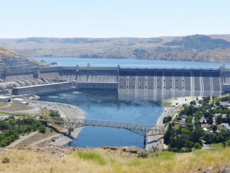 Grand Coulée Dam vom Crown Point Vista, Washington<br>
Mit 6.800 MW das leistungsstärkste Kraftwerk der westlichen Hemisphäre Grand Coulée Dam vom Crown Point Vista, Washington
