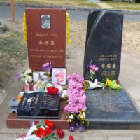 Grab von Bruce Lee und seinem Sohn Brandon