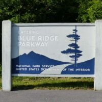 Parkeingang zum Blue Ridge Parkway, Virginia
